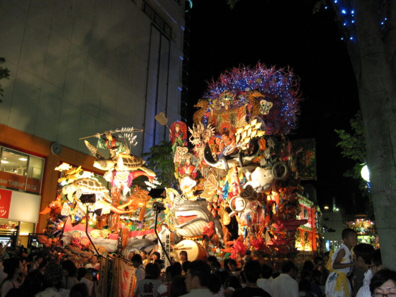 前夜祭　ライトアップした山車