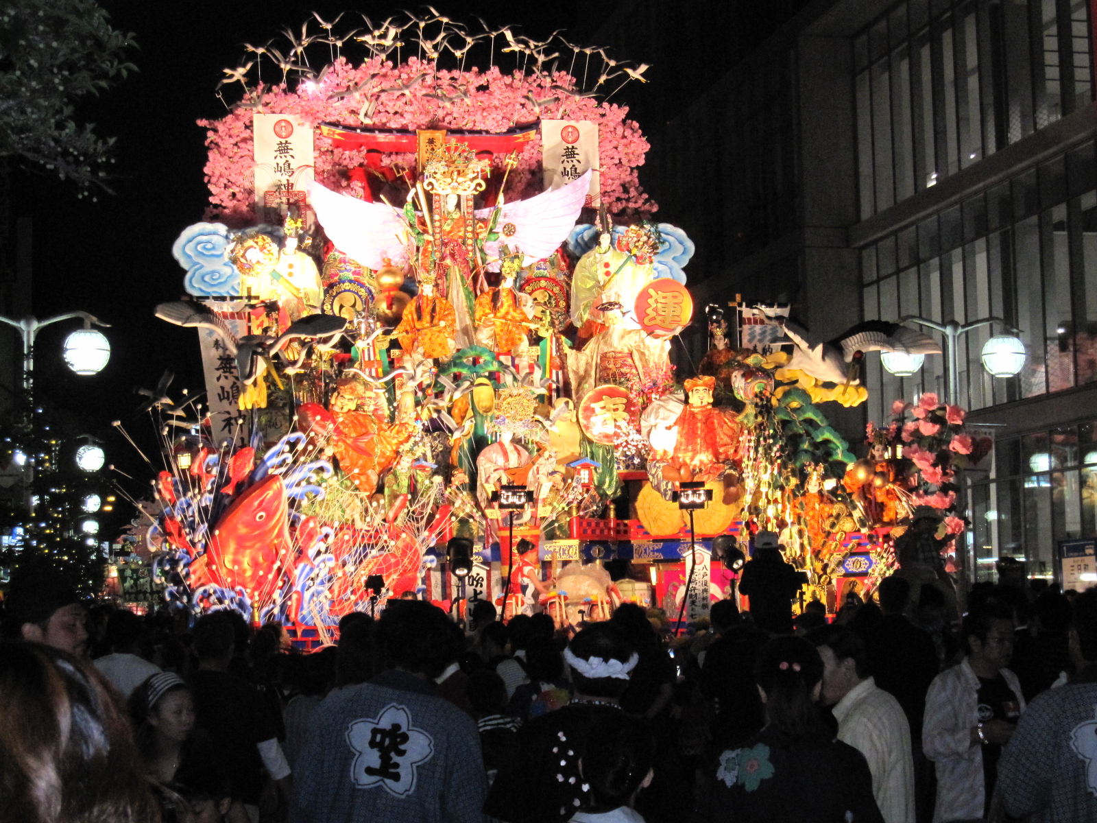 前夜祭のライトアップした山車